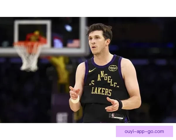 湖人全队互换球衣欢乐训练 东詹带头笑声不断 雷迪克透露卢卡对禁赛感到失望